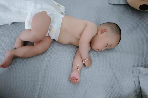 黔西宝宝先长上牙还是下牙